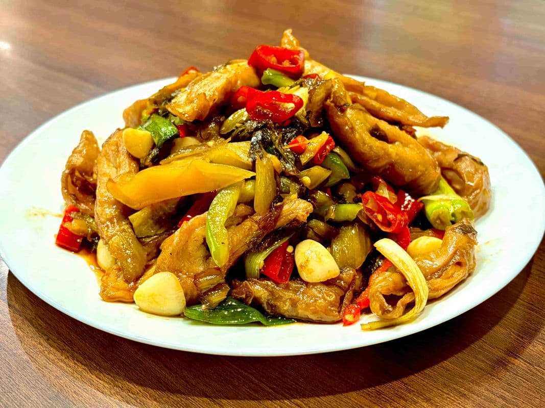 E6 🌶Stir-Fried Pork Intestines with Pickled Vegetables / E6 🌶酸菜炒肥肠