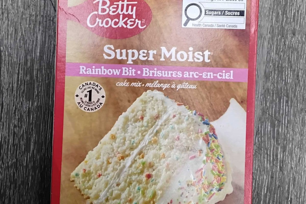Betty crocker rainbow bit cake mix (375g)