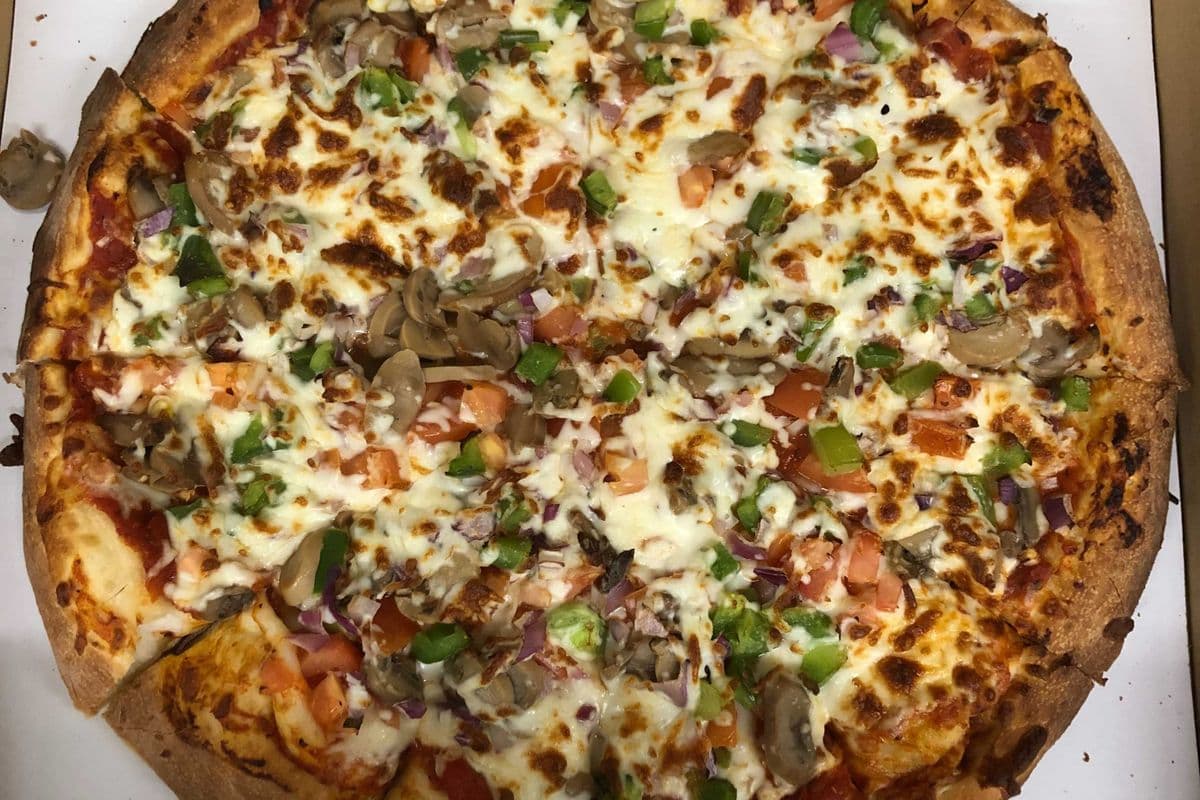 16" Large Deluxe Pizza