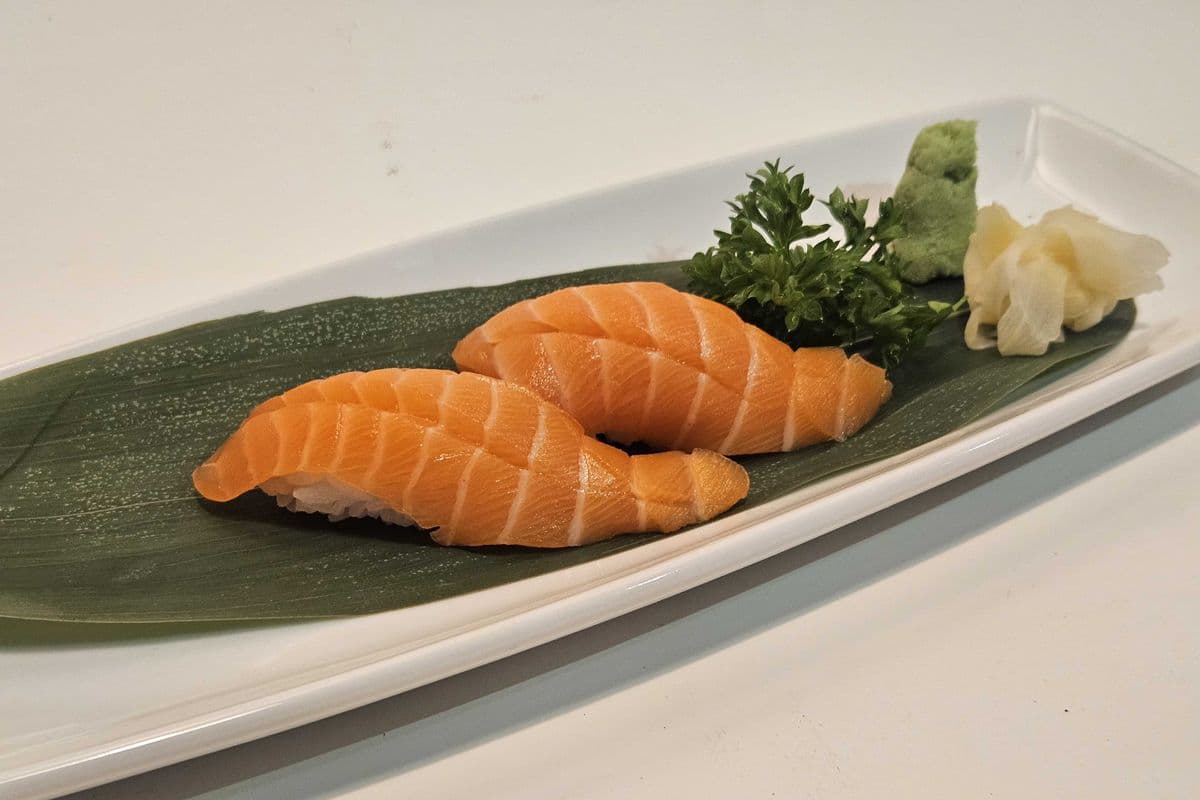 Salmon Sushi (2pcs)
