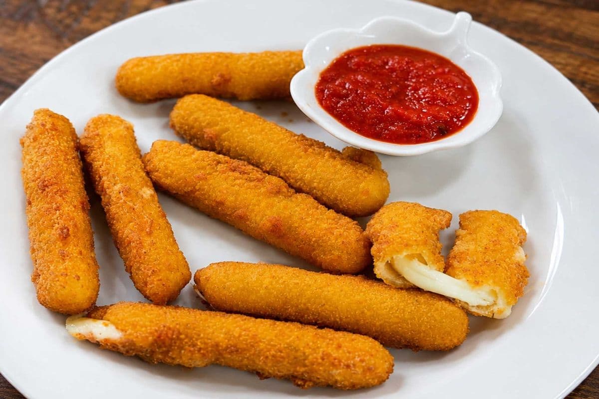 Mozzarella Sticks (8 pcs)