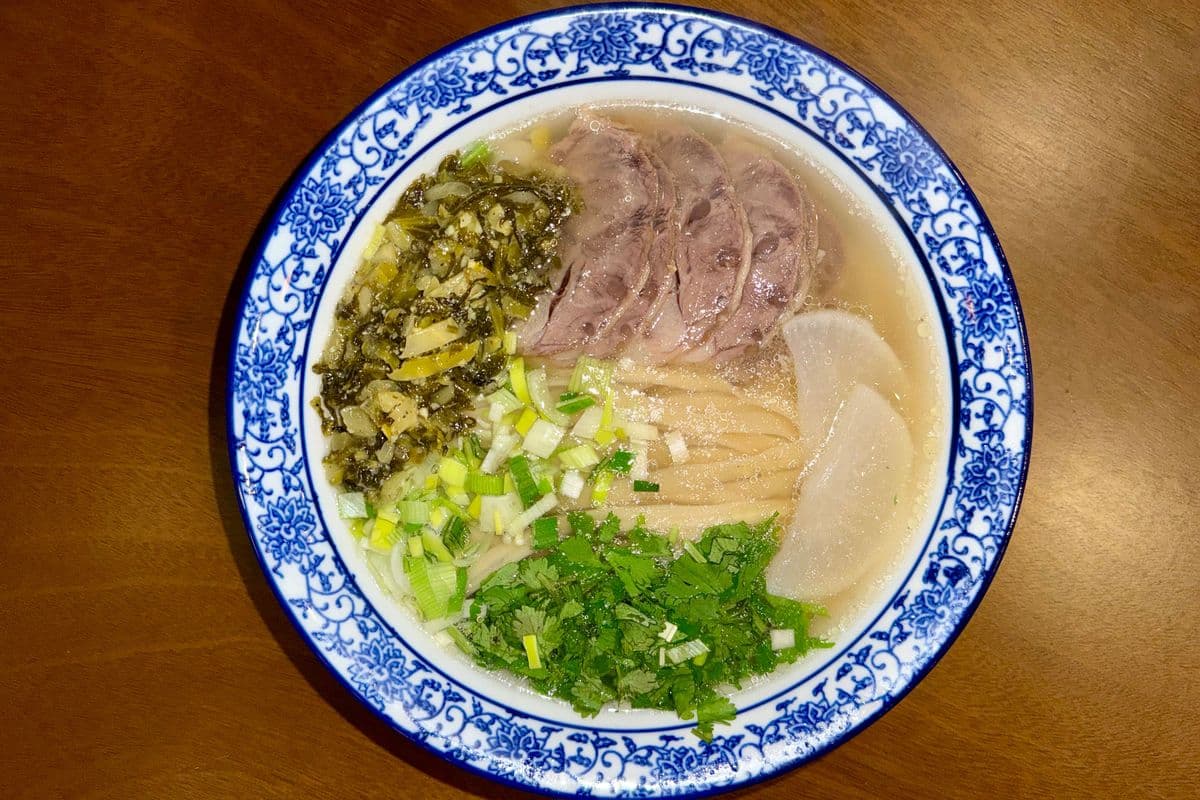 (A3) 酸菜牛肉面 Pickled Vegetables Beef Noodle Soup