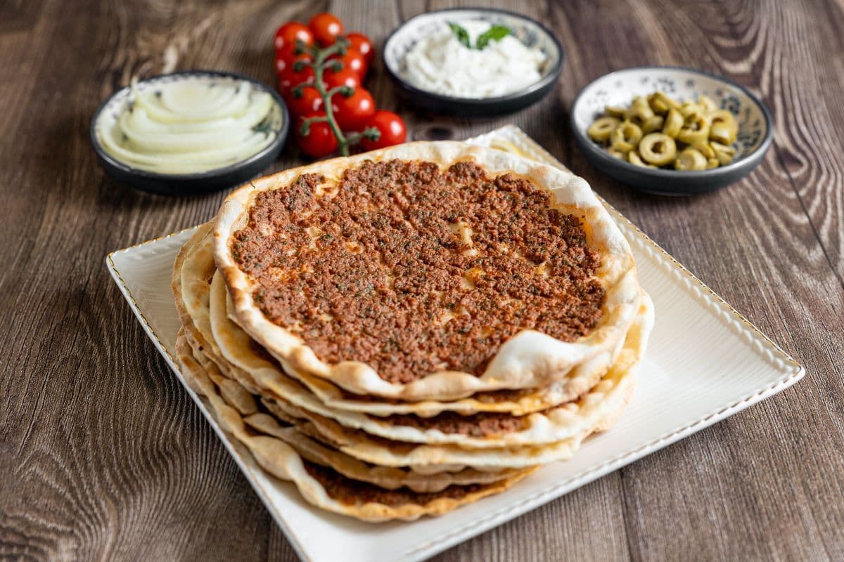 Manakeesh viande mince épicée (6 mcx) / Thin Spicy Meat Manakeesh (6 Pcs)