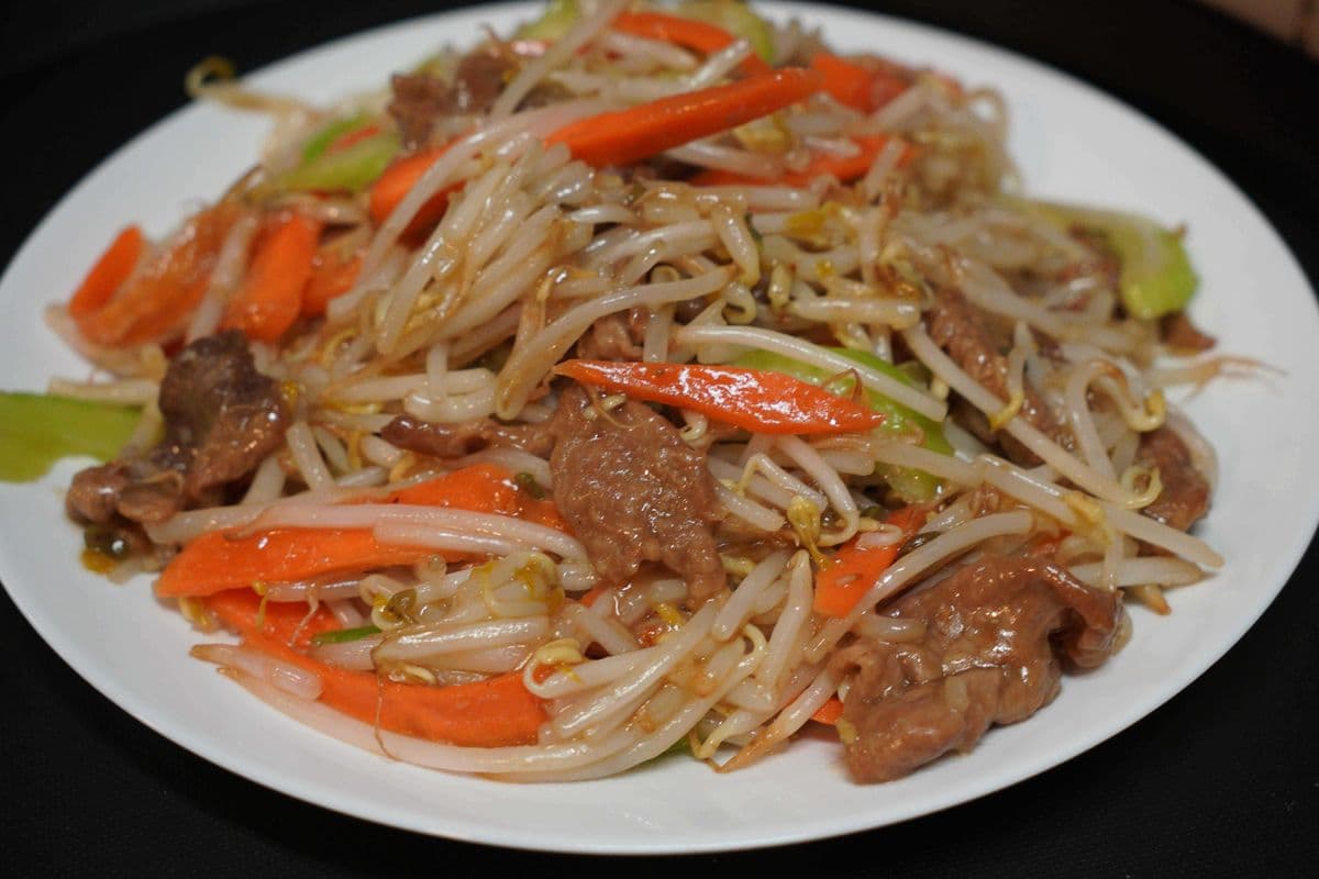 44. Sliced Beef with Chop Suey 牛肉芽菜