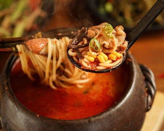 Rice Noodle Soup with Spicy Sauce (川味香辣米线)
