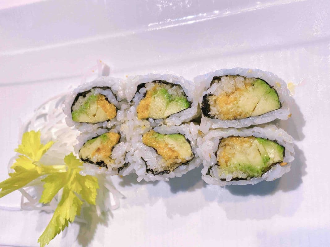 Spicy Salmon Avocado Roll (6 Pieces) R39 Rouleau Épicé Au Saumon Et A L’Avocat (6 Morceaux)