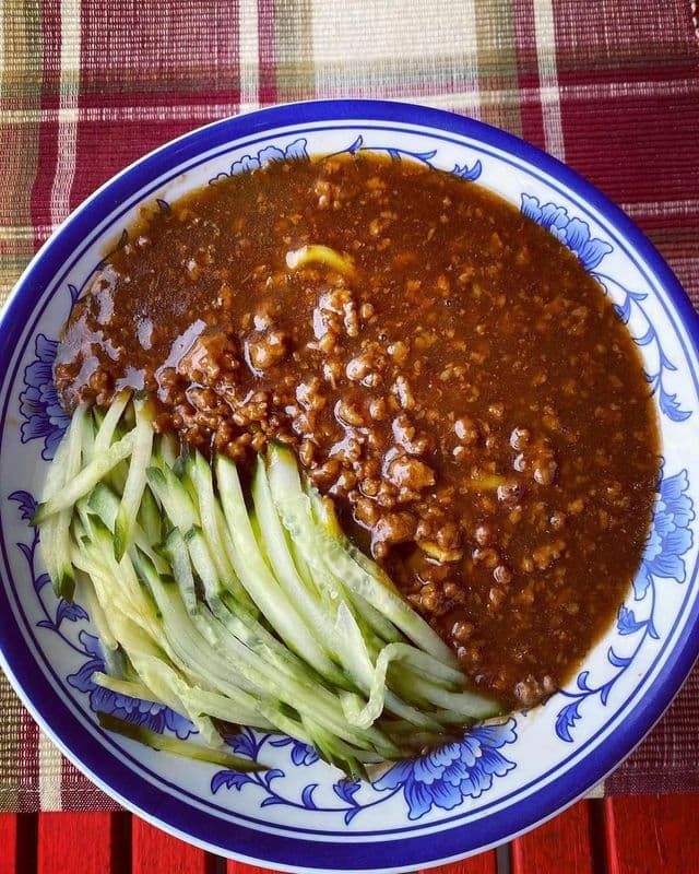 Minced Pork with Noodle in Peking Sauce / 炸酱面 -Q5