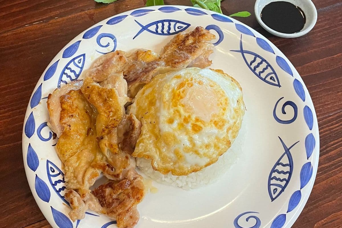 H2 - Pan-Fried Chicken Chop (2 pcs) and Egg with Rice 香煎雞扒煎蛋飯