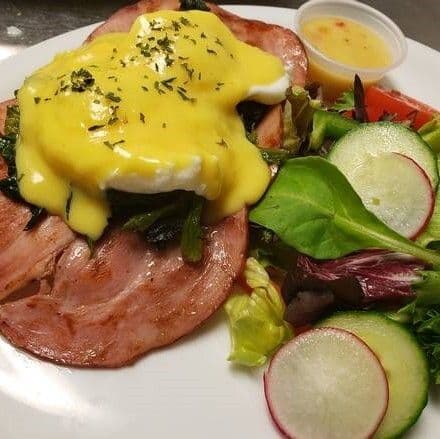 Eggs Florentine with Ham and Fruits
