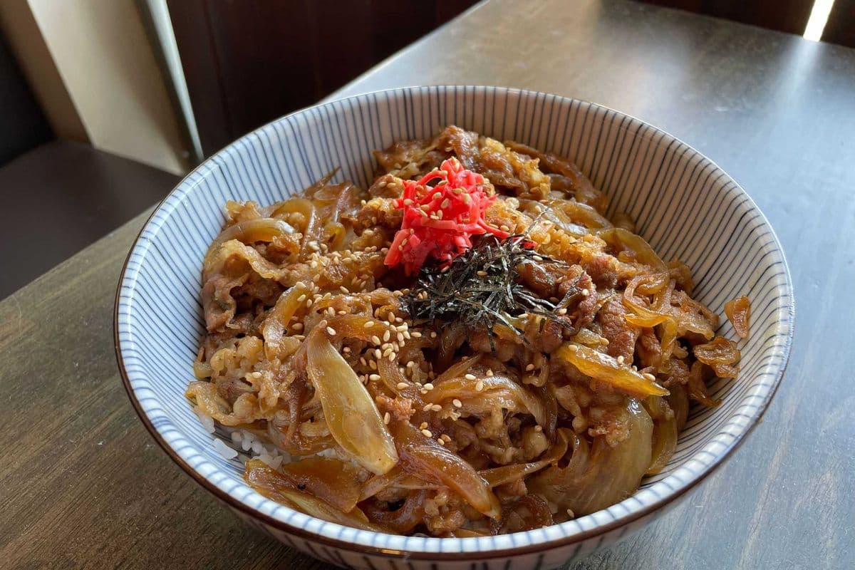 Grilled Beef and Onion on Rice 燒牛肉飯