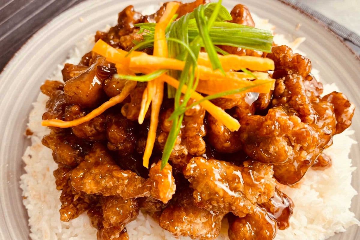 Honey Garlic Pork with Fried Rice or Fried Noodles or White Rice 蜜汁蒜蓉猪肉炒飯或炒麵或白飯