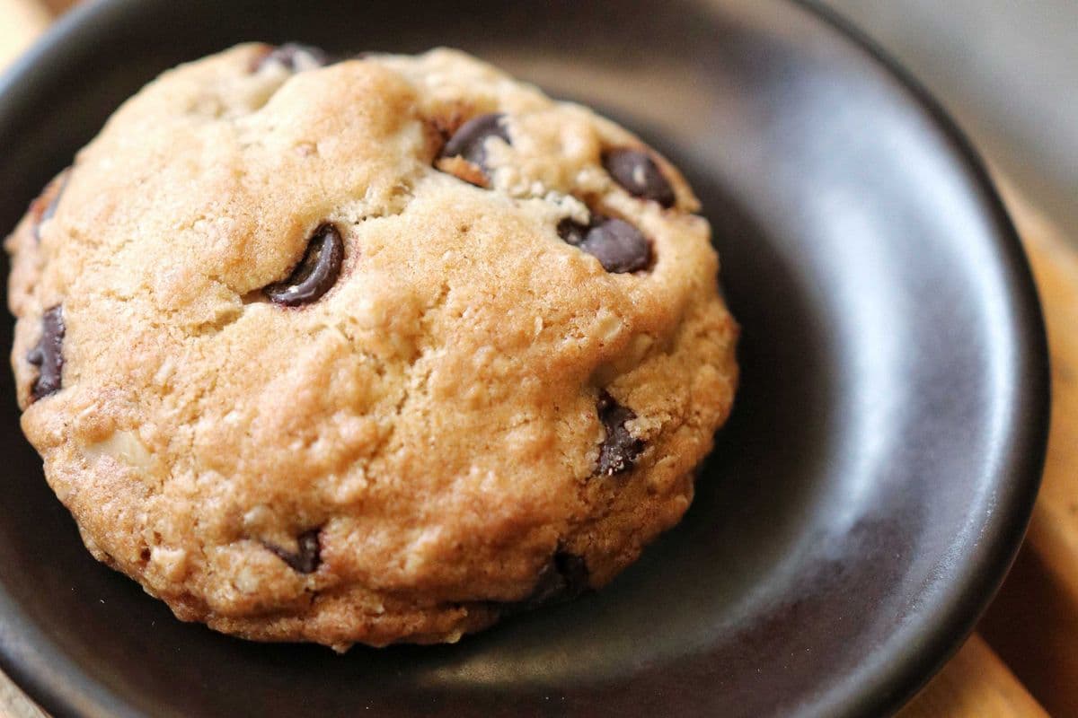 Oatmeal Walnut Dark Chocolate Chunk Cookie (Vegan)