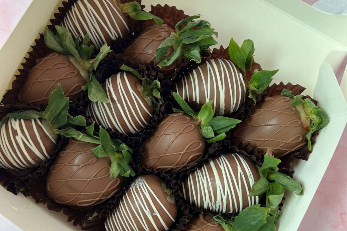 Chocolate Dipped Strawberries (One Dozen)