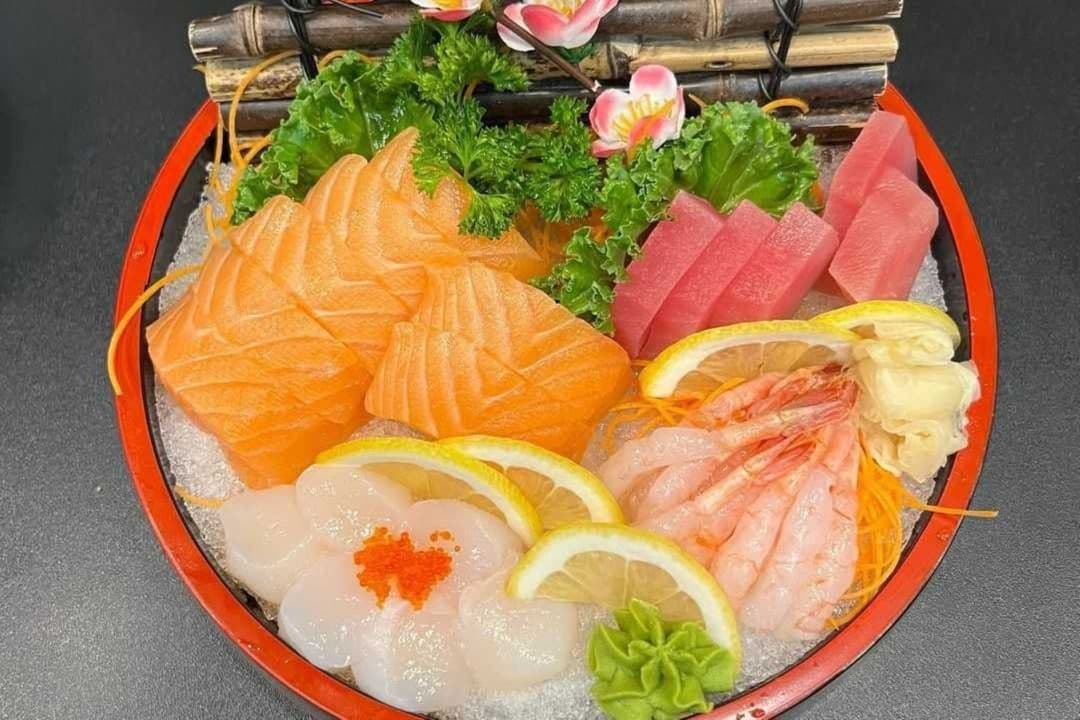 Sashimi Tray B 生鱼片拼盘 B (18 pcs)