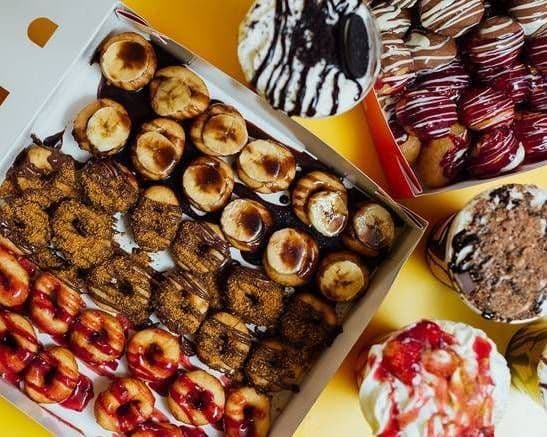 33 Lokmas et 36 mini beignets avec quatre laits frappés / 33 Lokmas and 36 Mini DOnuts with 4 Milkshakes