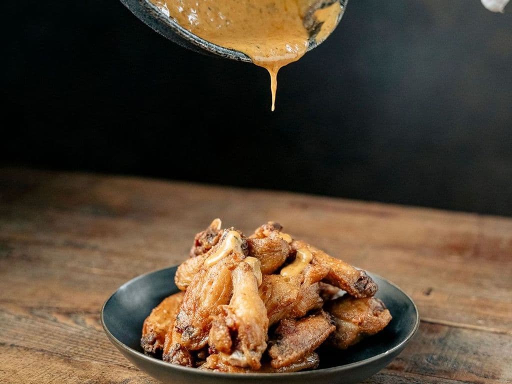 Ailes de poulet fumées (16) servis avec 4 sauces