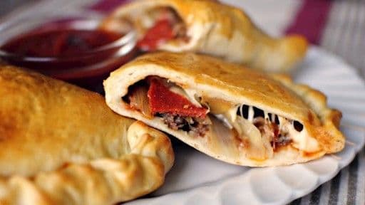Steak, pepperoni, fromage, oignons / Steak, pepperoni, cheese and onion
