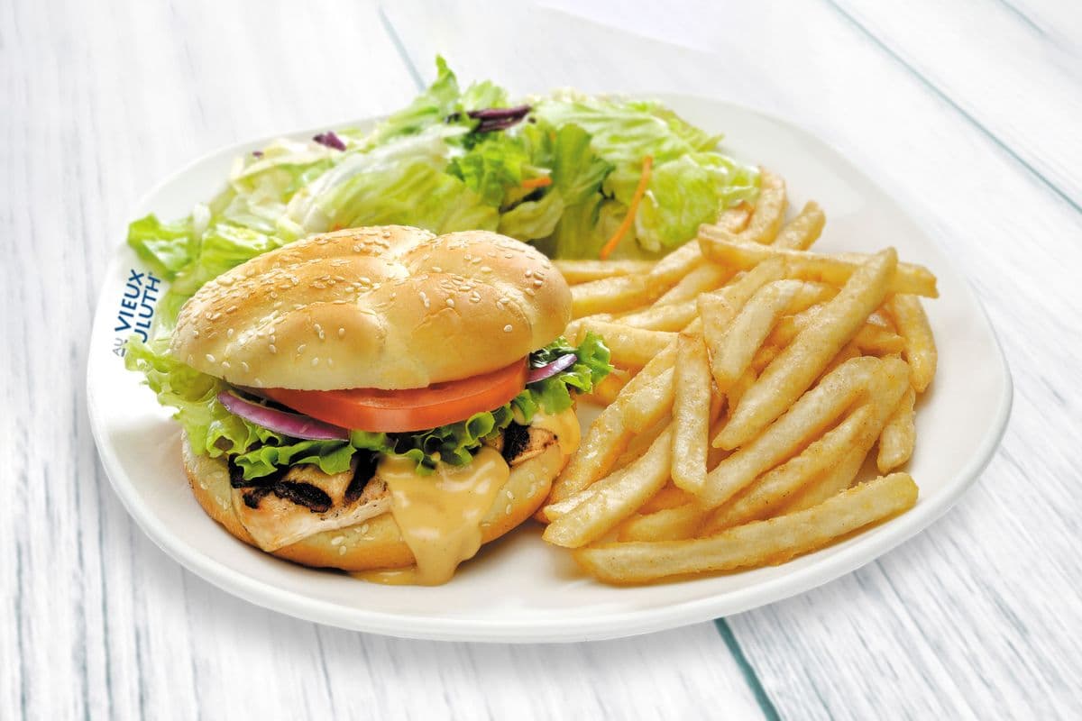 Burger au boeuf avec frites / Beef Burger with Fries