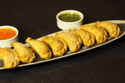 66. Vegetarian Momos (8 pcs)
