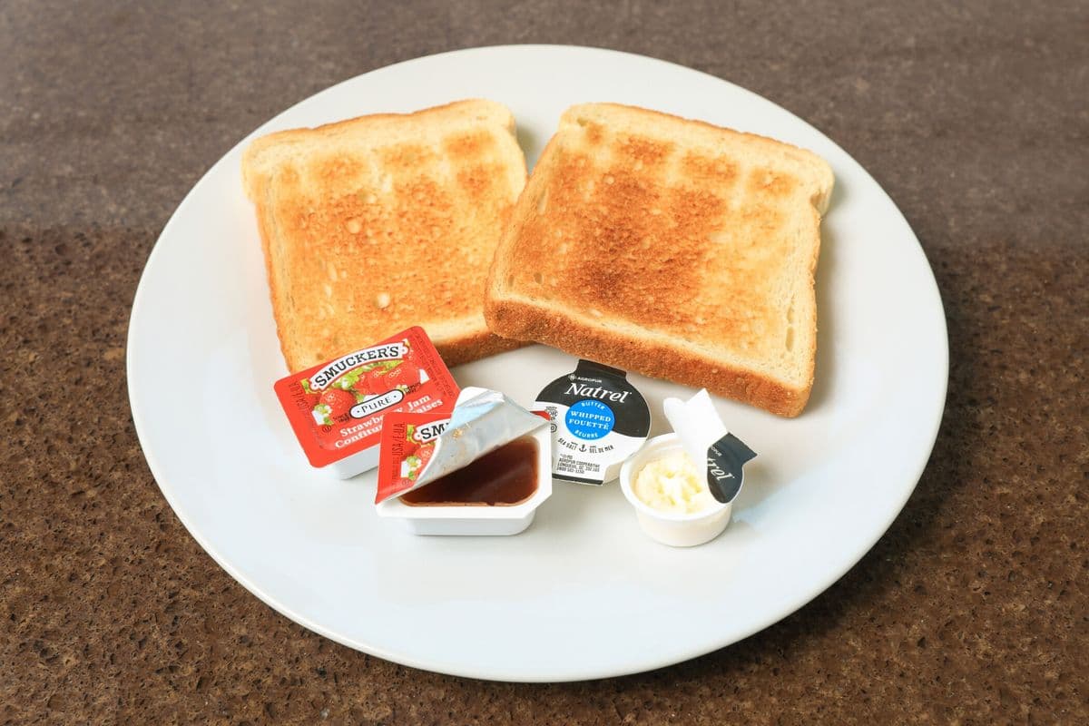 Toasts avec beurre et confiture / Toasts with Butter and Jam
