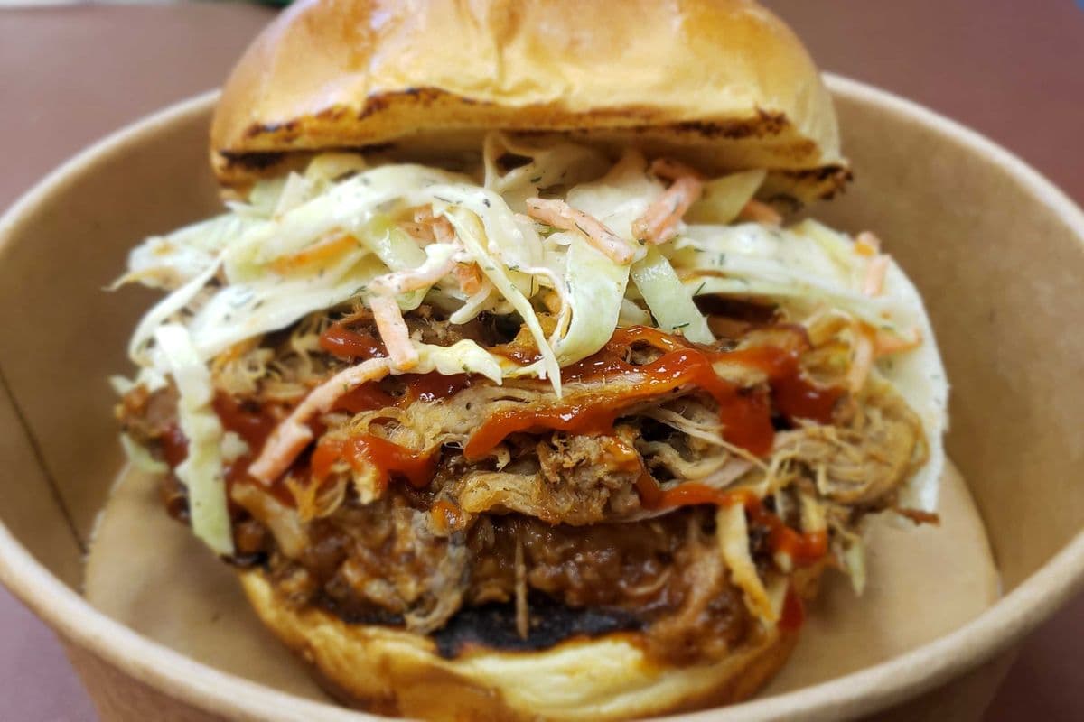 SMOKT MEAT ON A BUN (8 oz meat)