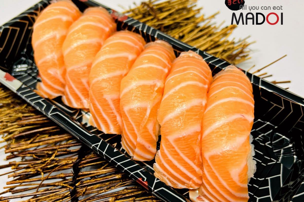 Salmon Sushi (6 pcs)