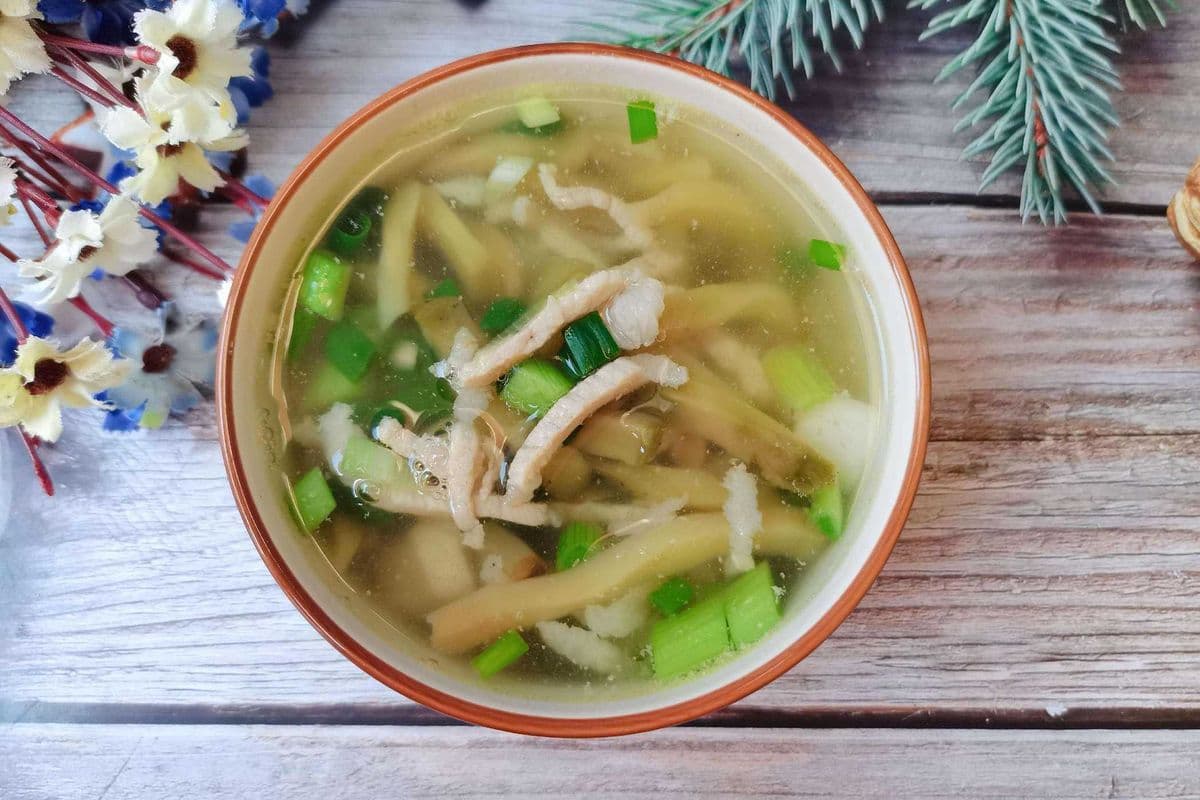 2. Preserved Vegetable Soup with Pork (榨菜肉丝汤)