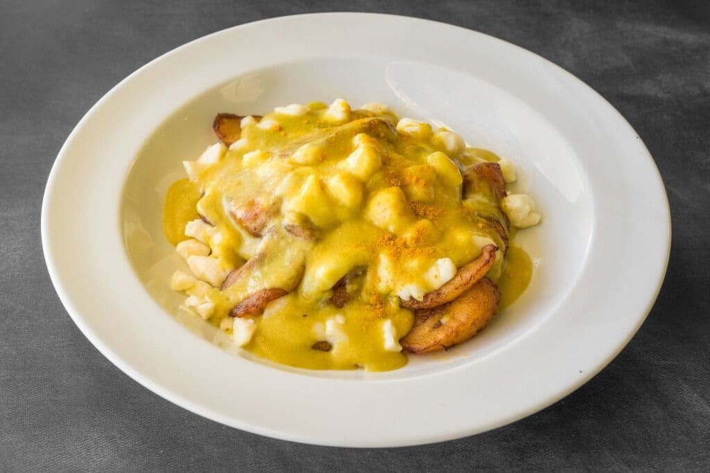 Poutine d’alloco (banane plantain) / Alloco Poutine (Plantain Banana)