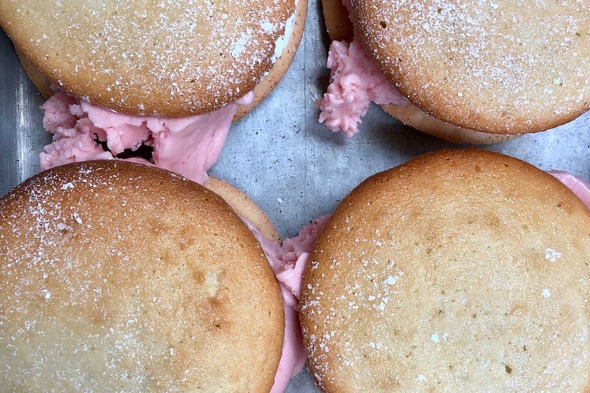 Strawberry Ice Cream with Almond Cookie Sandwich (200 grams)