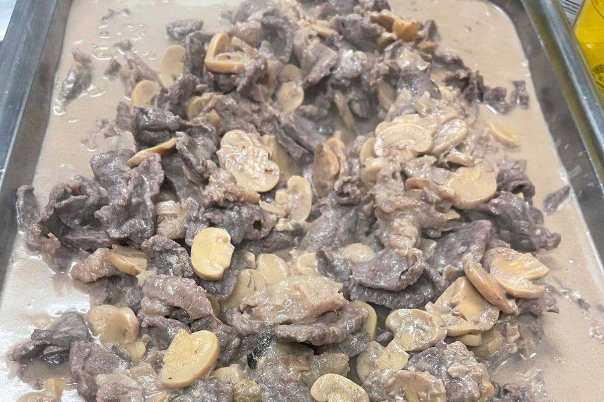 Beef in Creamy Mushroom Sauce (12oz)