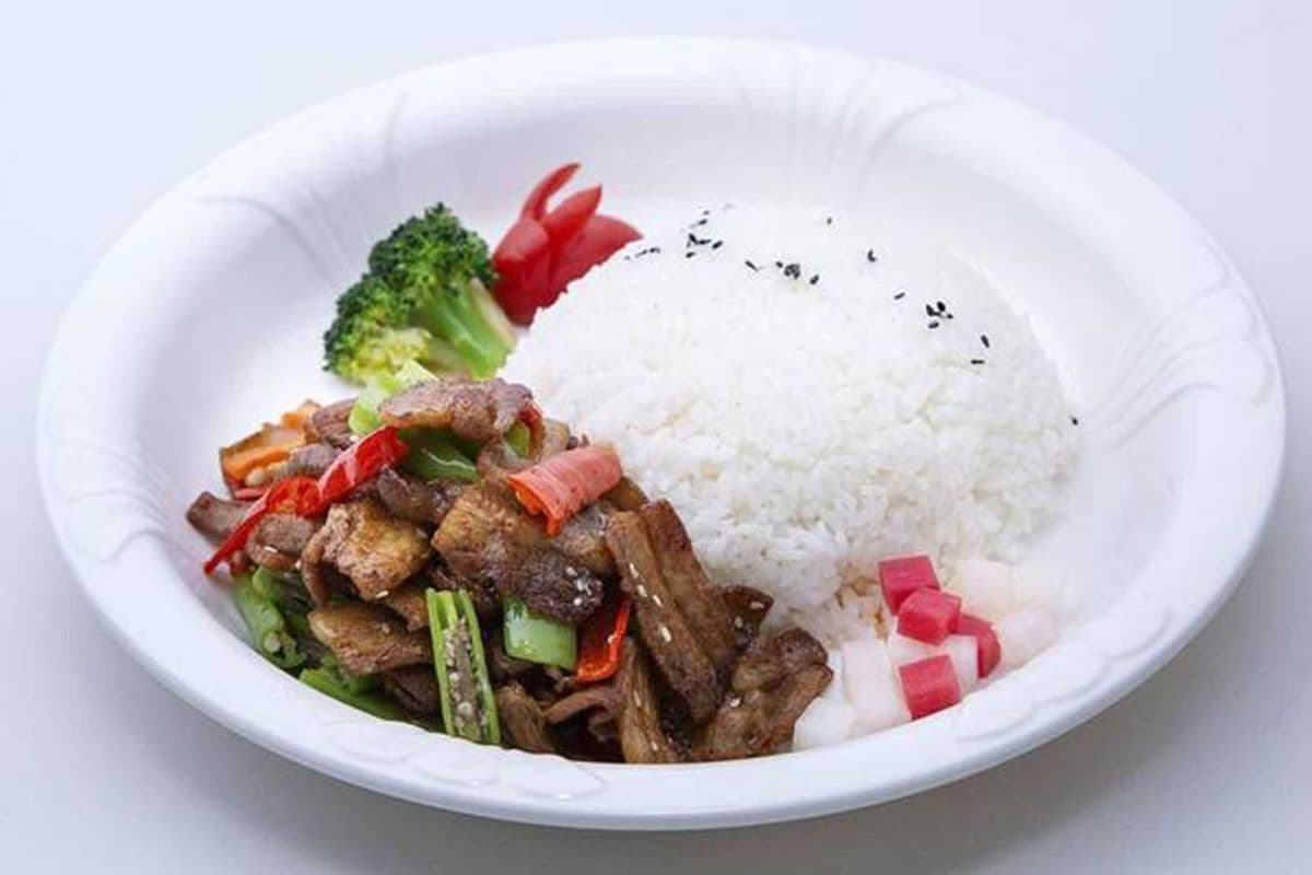 1. Stir Fried Pork with Pepper Rice Bowl (辣椒炒肉盖码饭)