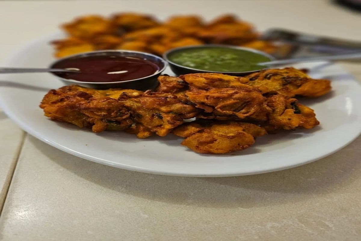 1. Vegetable Pakora (12 pieces )