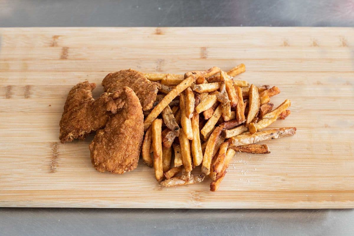 Chicken Finger Basket With Fries (3 PCE)