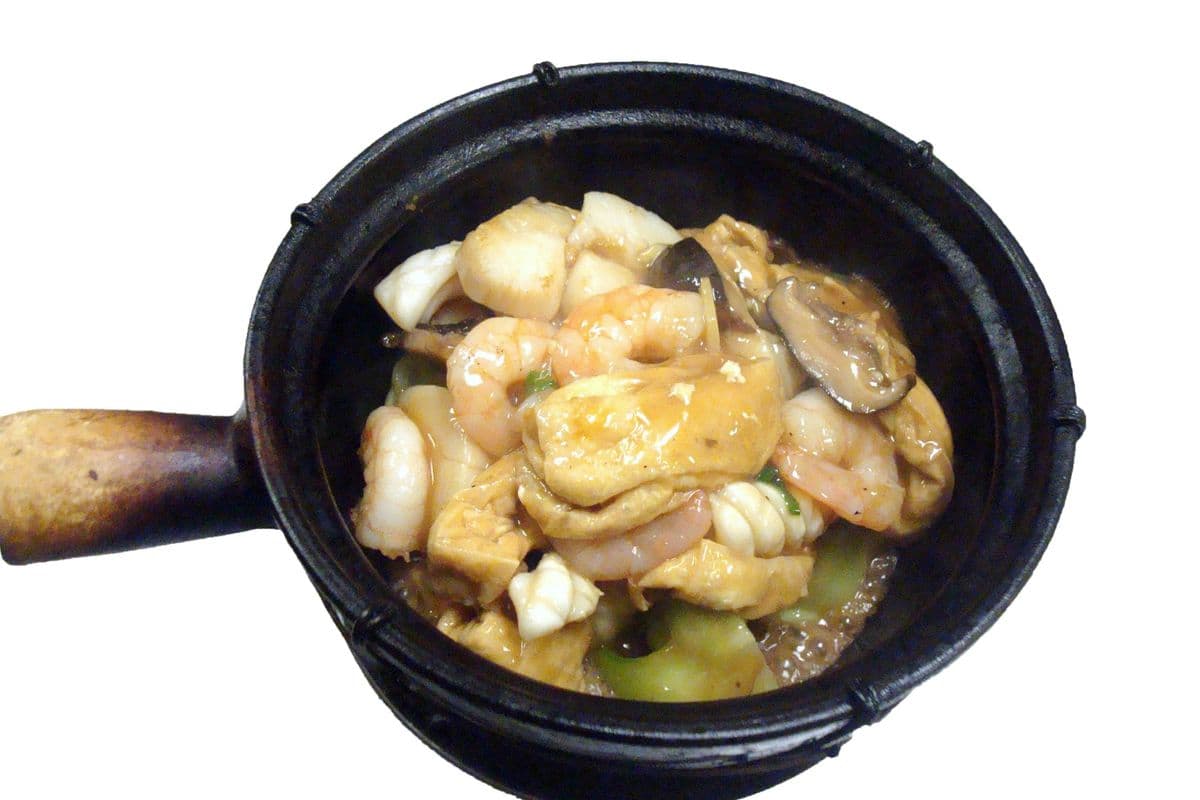 258. Mixed Seafood and Bean Curd with Bean Sauce in Hot Pot 海鮮豆腐煲