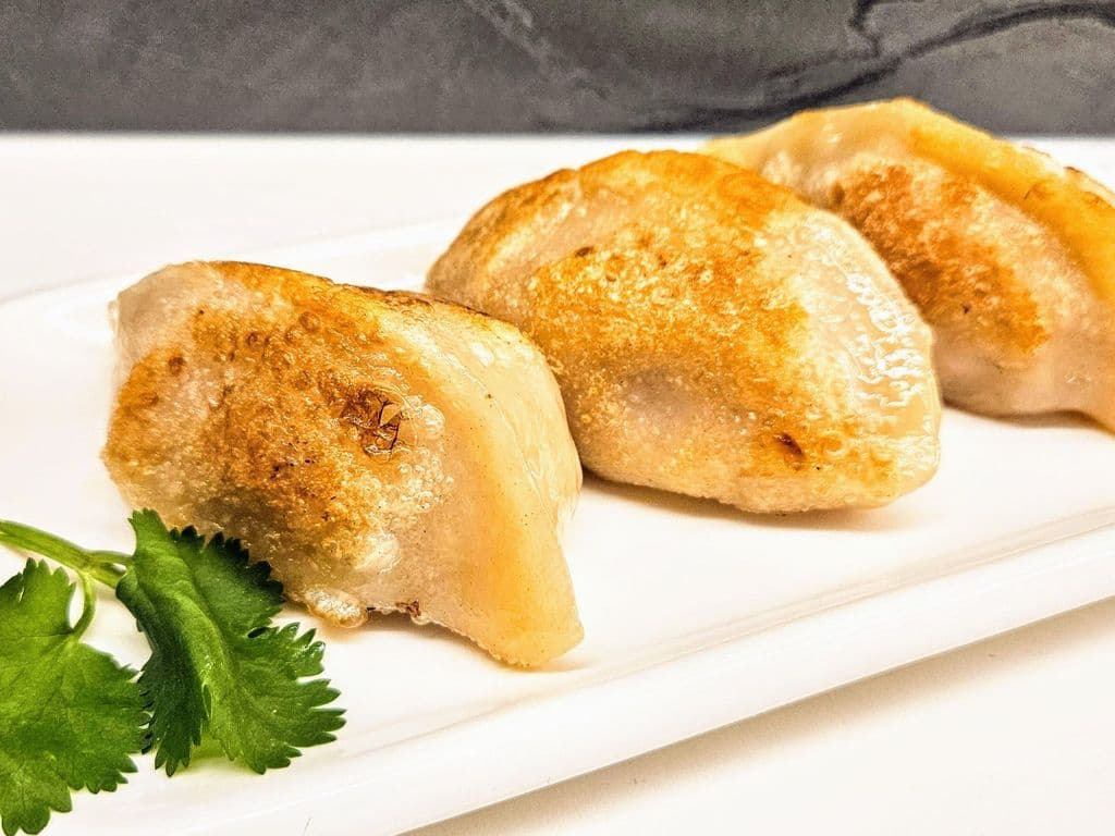 FR5 Pan Fried Dumplings w/ Shrimp & Pork 廣式鮮蝦菜肉鍋貼