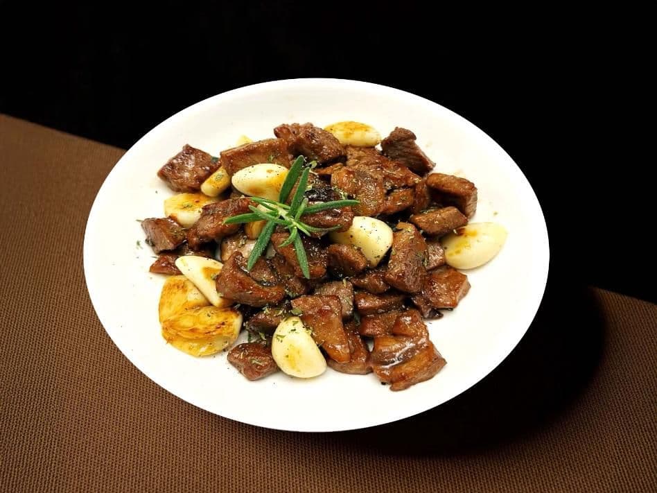 Stir-fry beef tenderloin with Deep Fried Garlic / 金蒜牛柳