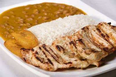 Arroz Con Menestra Y Pechuga de Pollo Asada
