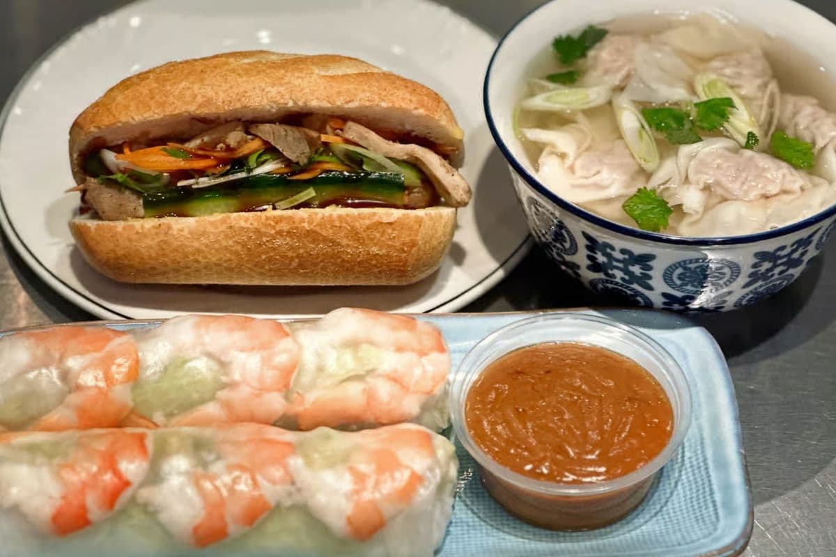 # 21 Combo Rouleaux Printemps - Soupe Wonton/Tom Yum, Bánh Mi Poulet. Combo Spring Rolls - Soup Wonton / Tom Yum,and Chicken Bánh Mì