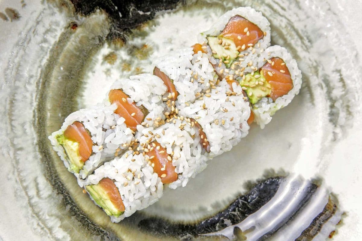 Salmon Avocado Maki Roll (8 pcs)
