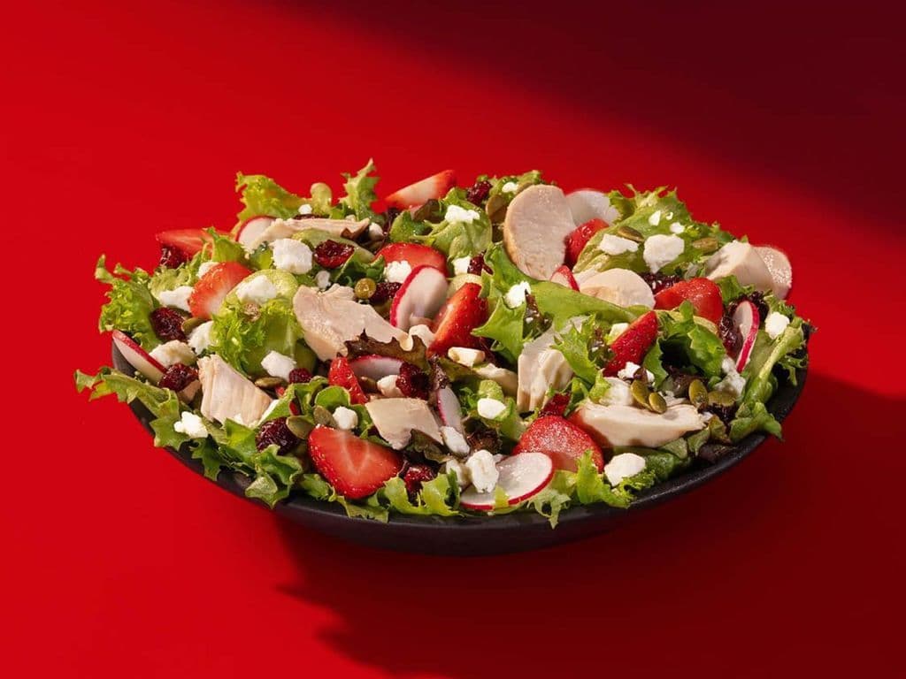 Salade de fraises et feta au poulet rôti - Temps limité / Strawberry and Feta Salad with Roasted Chicken - Limited time