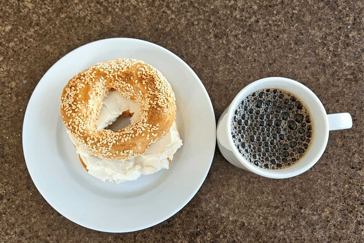 Bagel au fromage à la crème et café / Cream Cheese Bagel and Coffee
