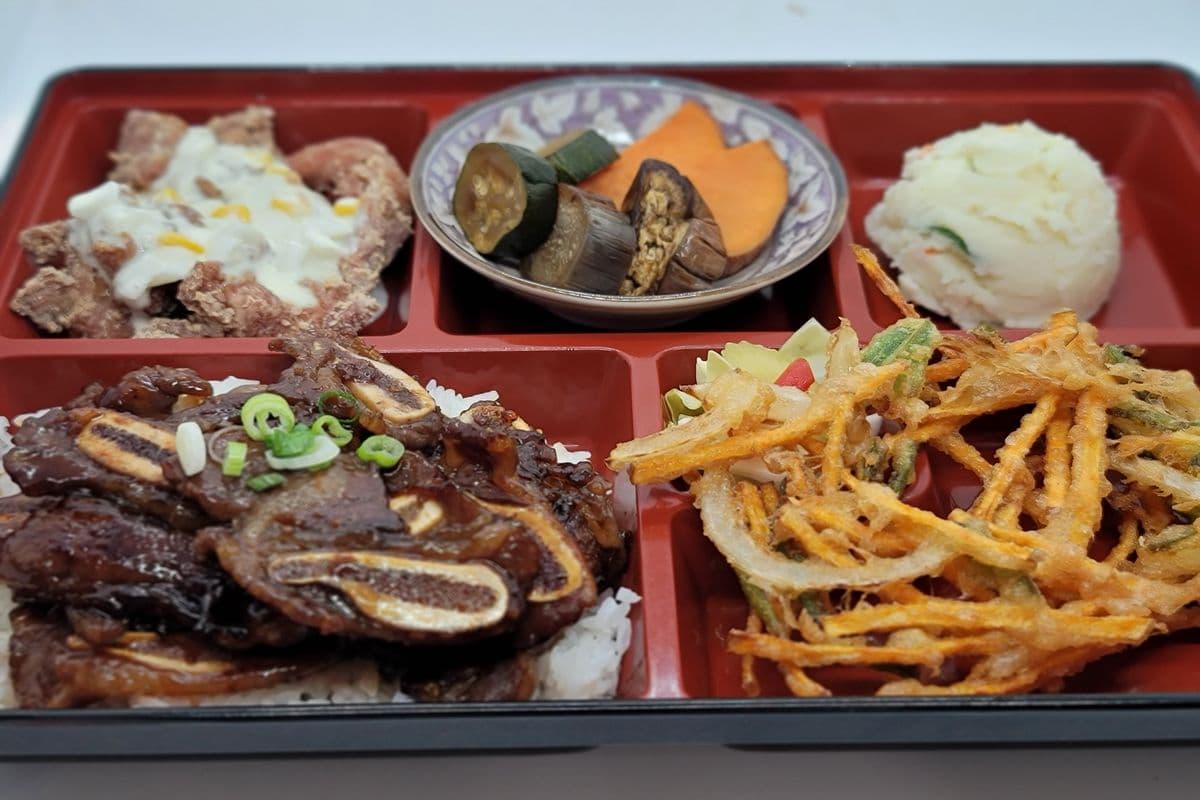 Kalbi Bento (Short rib bone-in)