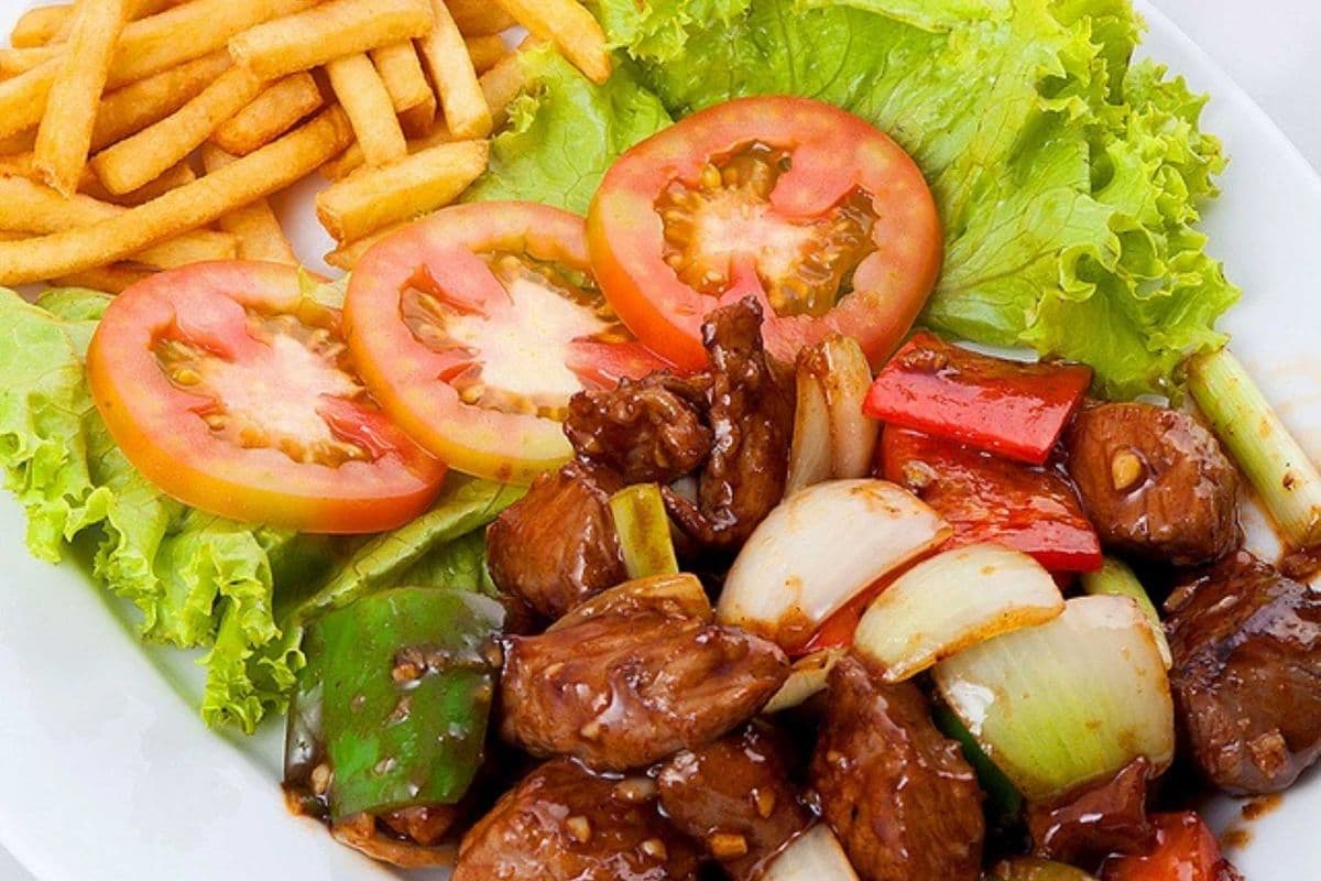 C2. SHAKING BEEF ( COM BO LUC LAC )
