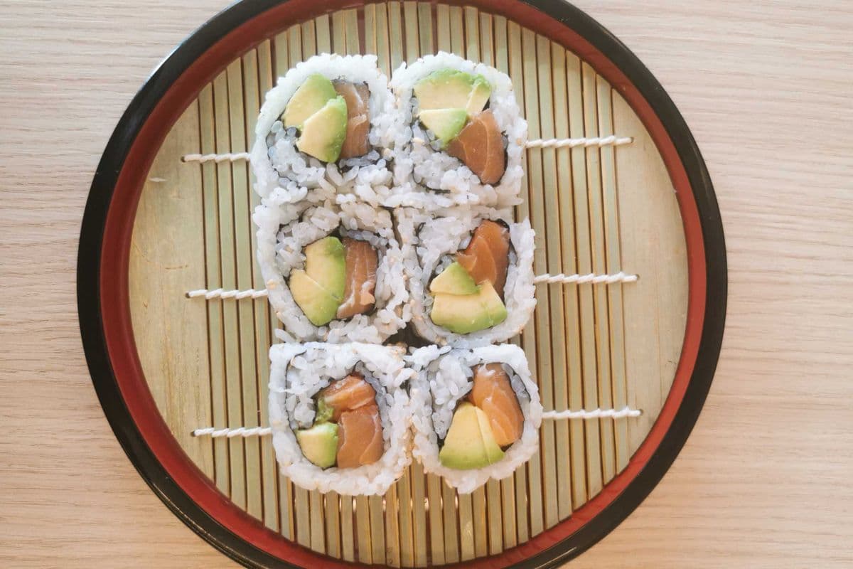 Salmon Avocado Roll (6 pcs)