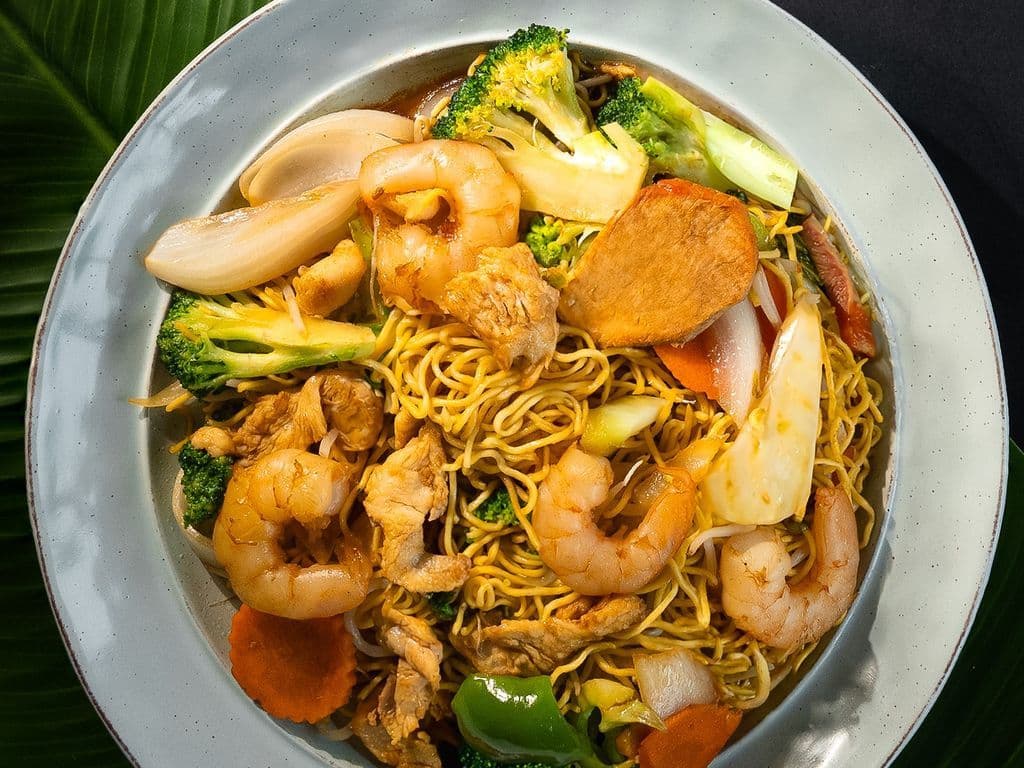 44.Deluxe stir-fried egg noodle stir-fried (shrimp, chicken, char-siu)