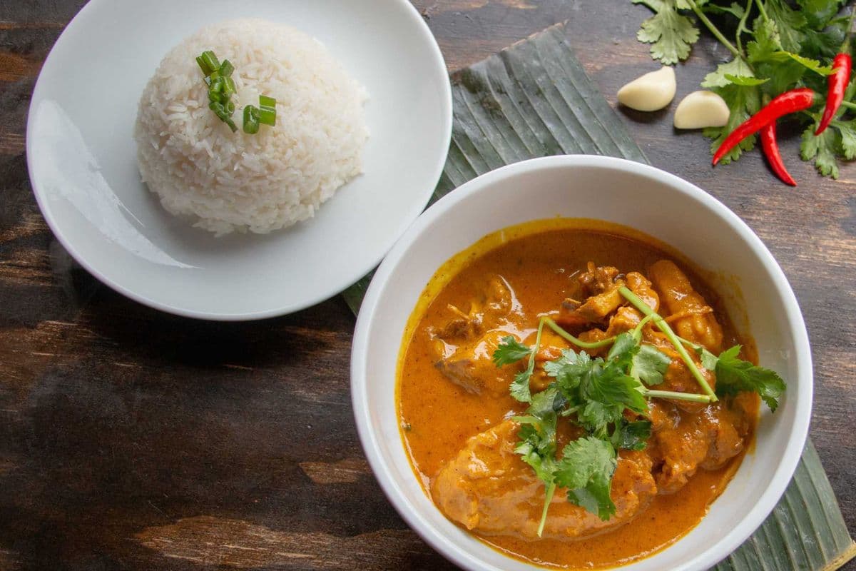 S10. Vietnamese Style Chicken Curry (Choice of Steamed Rice or Baguette)