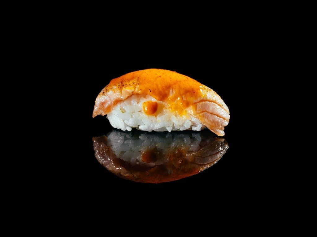 Torched Salmon Sushi (2pcs)