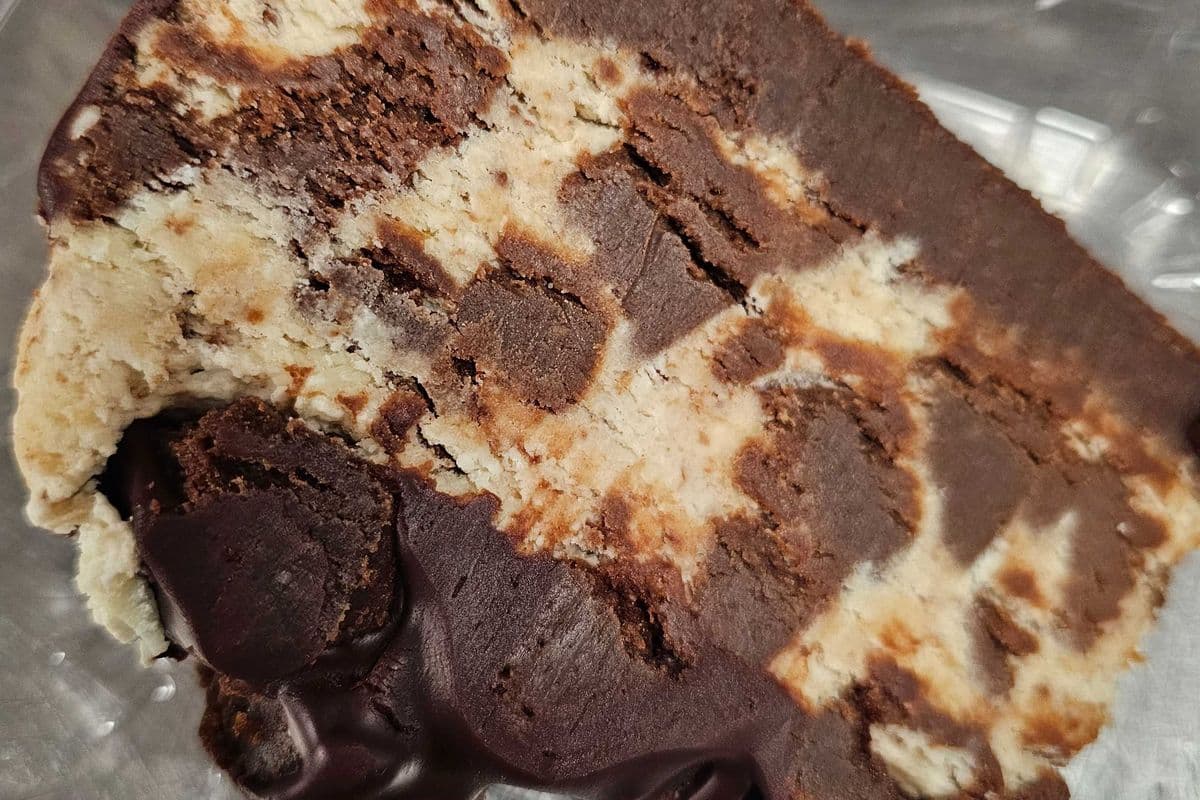White Chocolate and brownie cake (1 slice)
