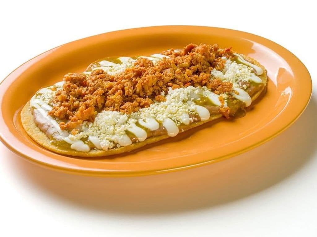 Huarache con Chorizo