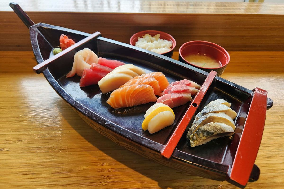 Sashimi Boat (20 pcs)